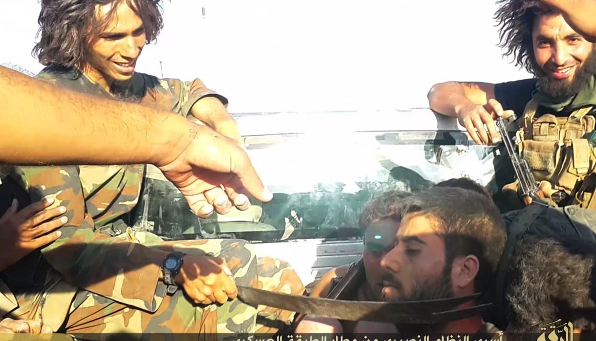 بالصور: ما هي غنائم "داعش" بعد سقوط مطار الطبقة؟