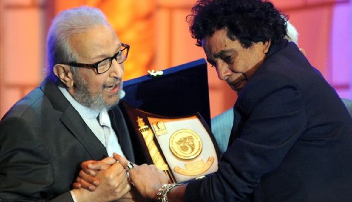 نور الشريف يصاب بنوبة بكاء والسبب...