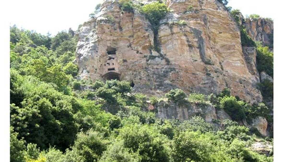 مغارة الدلماس حصن معلّق تثير هندسته الحيرة \r\nموقع عسكري وحيد وصامد في جبّة بشري منذ القرون الوسطى