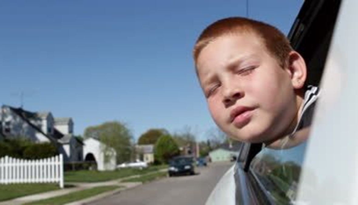 أخرج الطفل حسين رأسه من نافذة السيارة فوقعت الفاجعة!