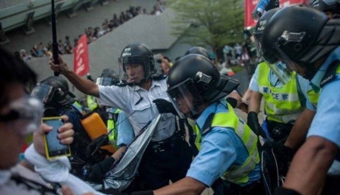 شرطة هونغ كونغ تعتقل متظاهرين رفضوا اخلاء المخيم الرئيسي