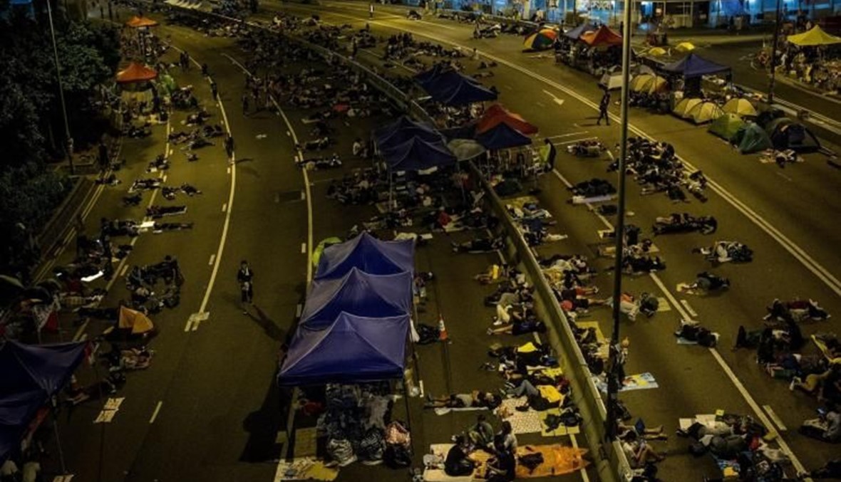 شرطة هونغ كونغ ستخلي الاثنين آخر مخيم للمتظاهرين