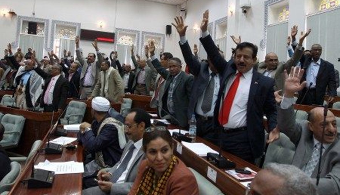 الحكومة اليمنية حازت ثقة البرلمان بشروط و"القاعدة" هاجمت الحوثيين في الحديدة