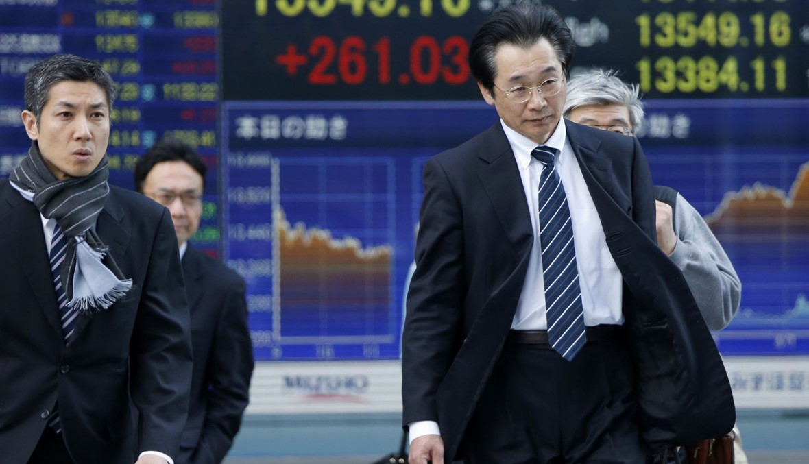 هبوط الين يرتفع بالأسهم اليابانية