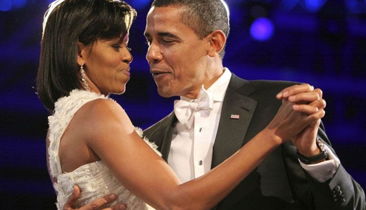 أوباما وزوجته ميشيل يشيدان بإنهاء المهمة الأميركية في أفغانستان