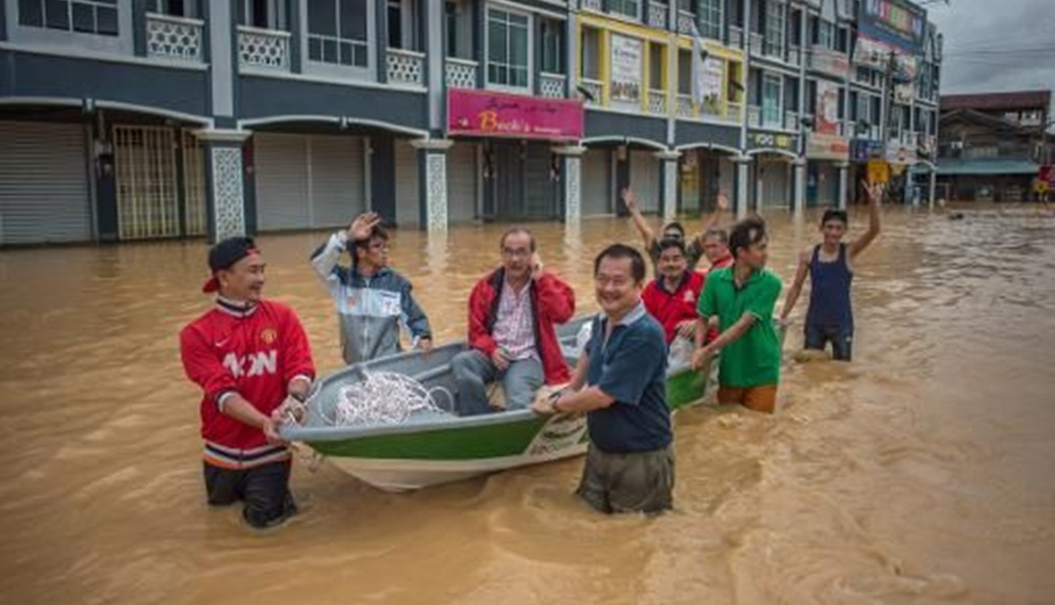 منكوبو الفيضانات في ماليزيا يلجأون الى النهب بانتظار المساعدات