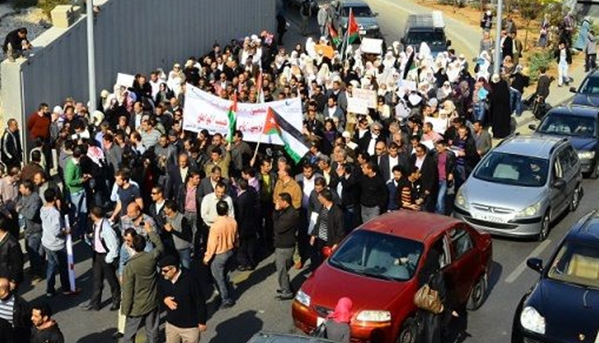 موظفون غاضبون يغلقون مقر رئاسة الحكومة في غزة