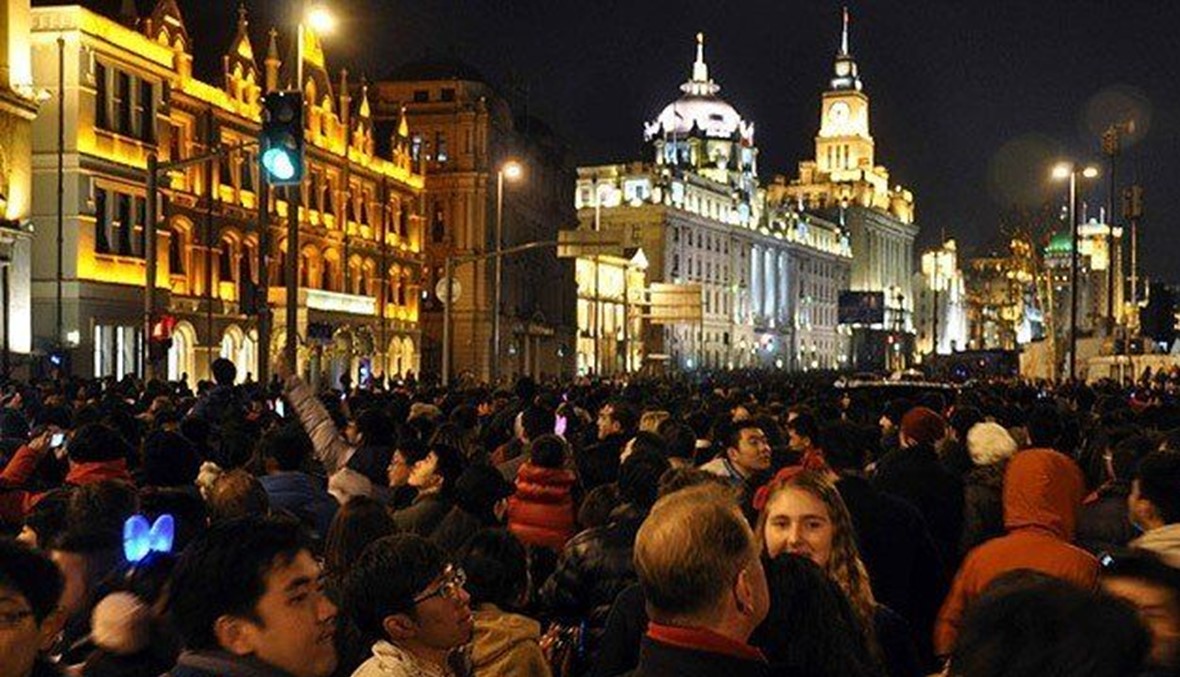 شنغهاي التي بدأت السنة الجديدة بدمعة تهدي الورود البيضاء لضحاياها