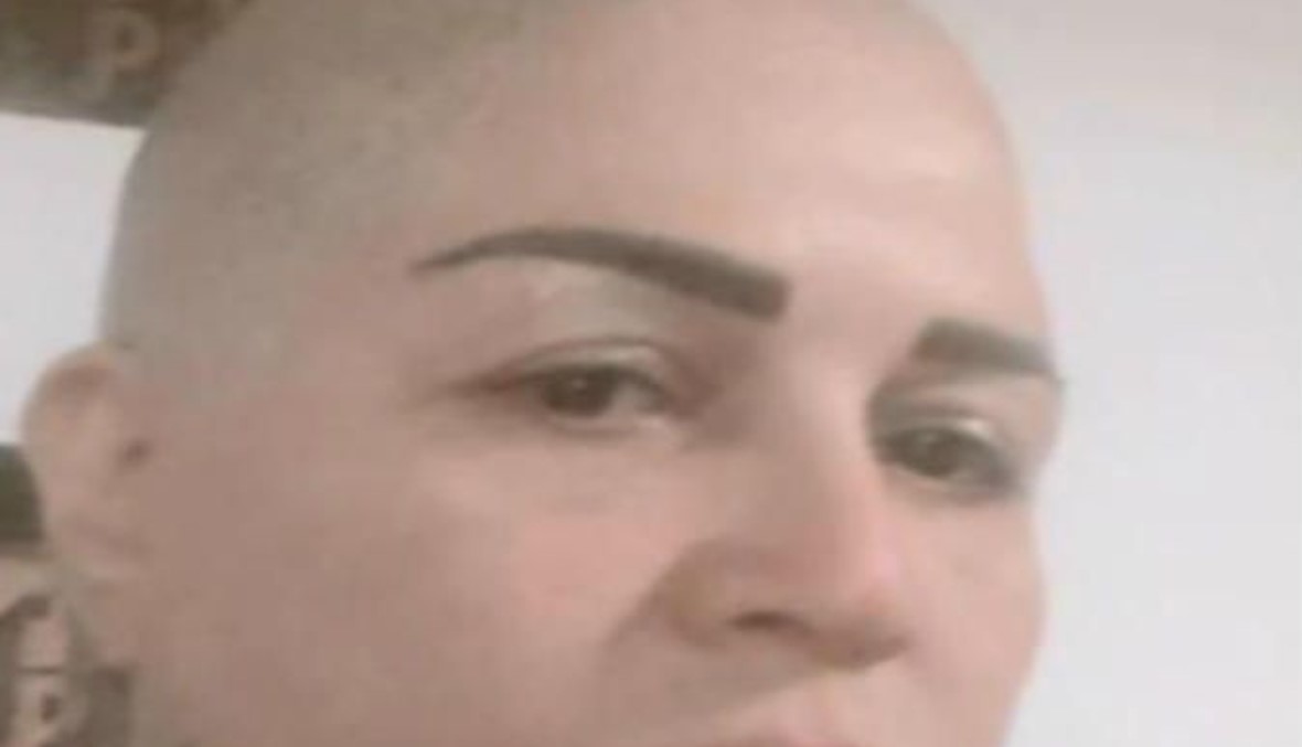 إلهام شاهين تحلق شعرها "عَ الزيرو" (فيديو)