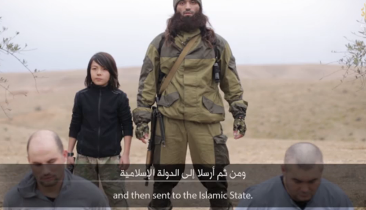 فيديو لـ"داعش" يظهر فتى وهو يقتل رجلين متهمين بالتجسس