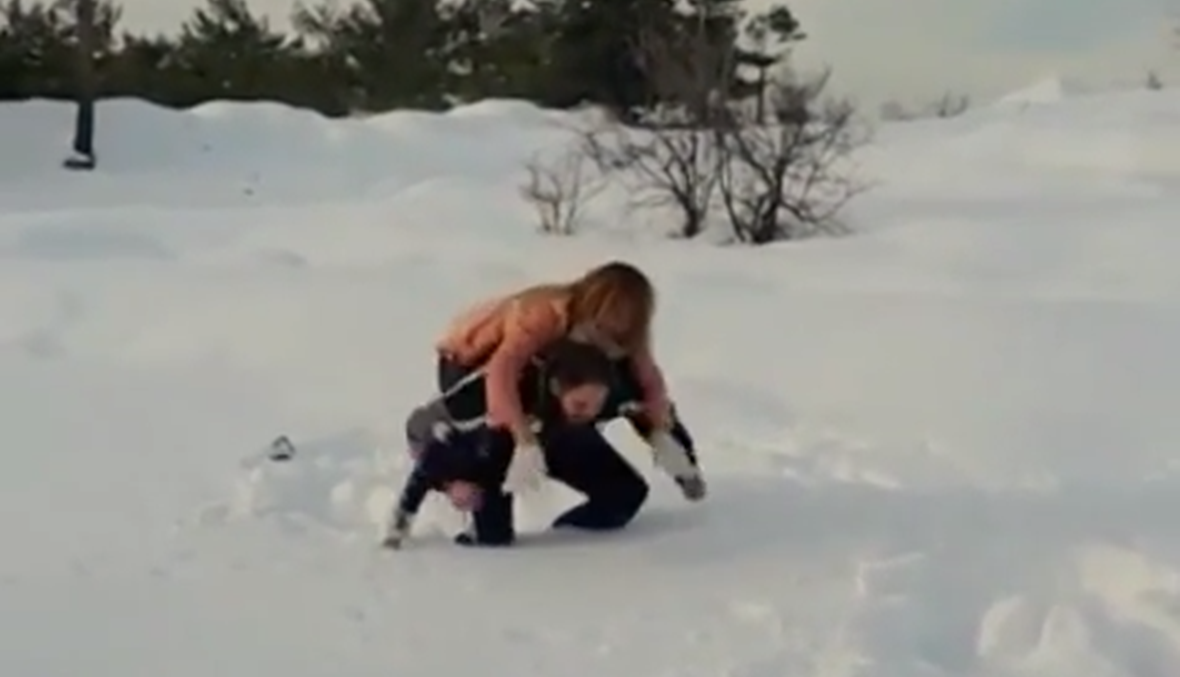شاهد كيف انتقم رامي عياش من زوجته على الثلج!