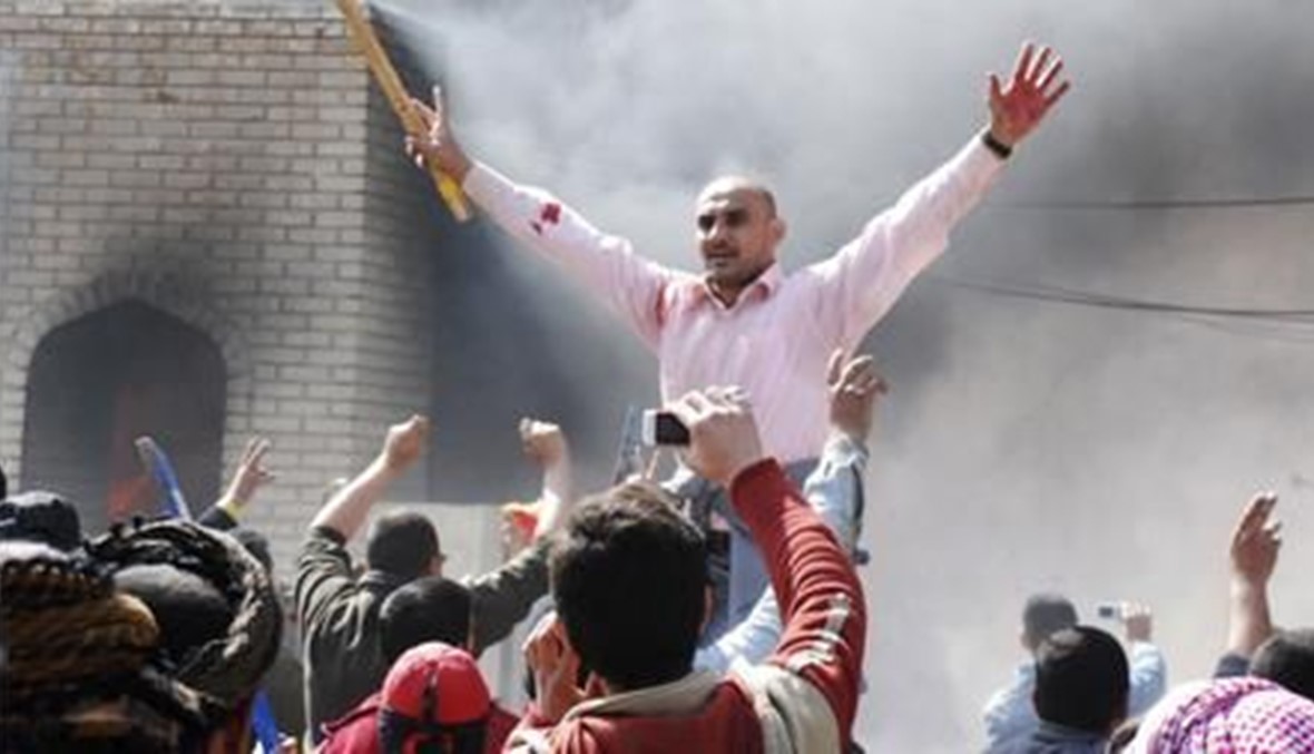 عراقيون يحرقون علم فرنسا رداً على "الاساءة" الى النبي