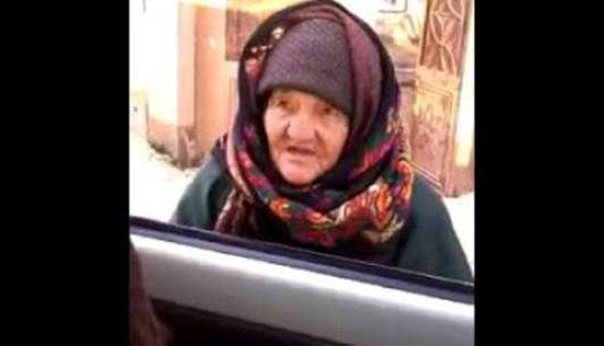 بالفيديو- عجوز تواجه مقاتلين: "بضلكم تقتلوا ببعضكم مثل الحمير"