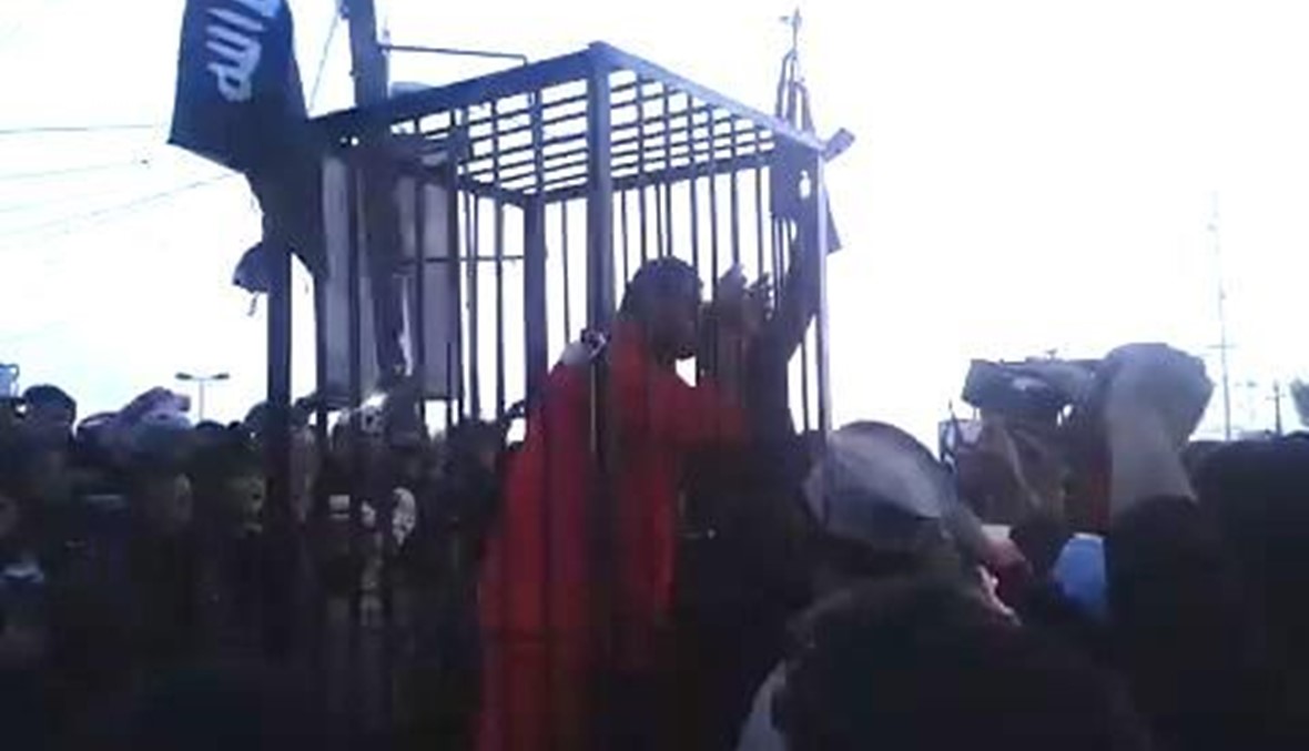 "داعش" يجوب شوارع كركوك بأسرى البشمركة داخل أقفاص حديدية - فيديو