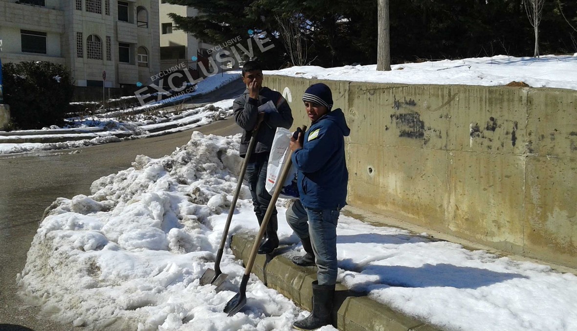 "تعزيل" الثلوج... فرصة عمل للسوريين لتأمين "ثمن الخبزات والدخان"