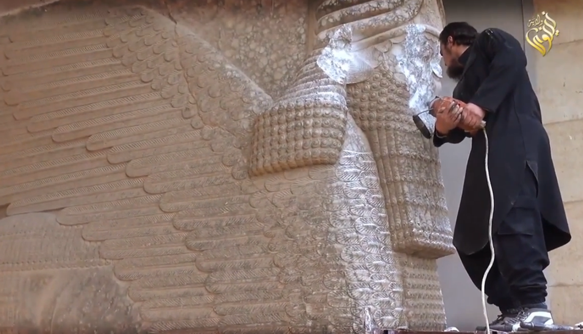 بالفيديو: في واحدة من جرائم العصر..."داعش" يدمر آثار متحف الموصل!