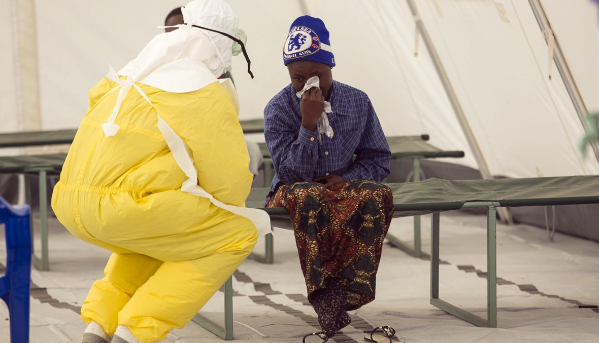 نائب رئيس سيراليون يضع نفسه في الحجر الصحي بعد وفاة حارسه بايبولا