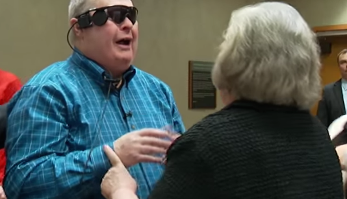 رجلٌ أعمى يرى زوجته بعد 10 سنوات (بالفيديو)