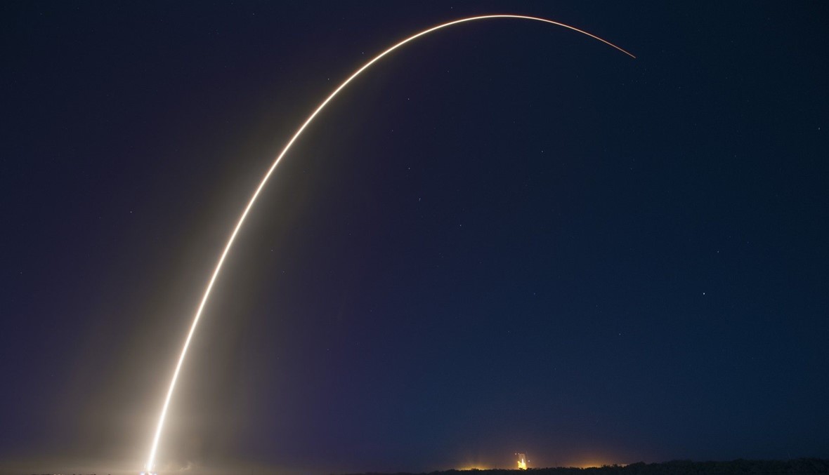 "سبايس إكس" تطلق صاروخاً يحمل أول قمرين صناعيين للاتصالات