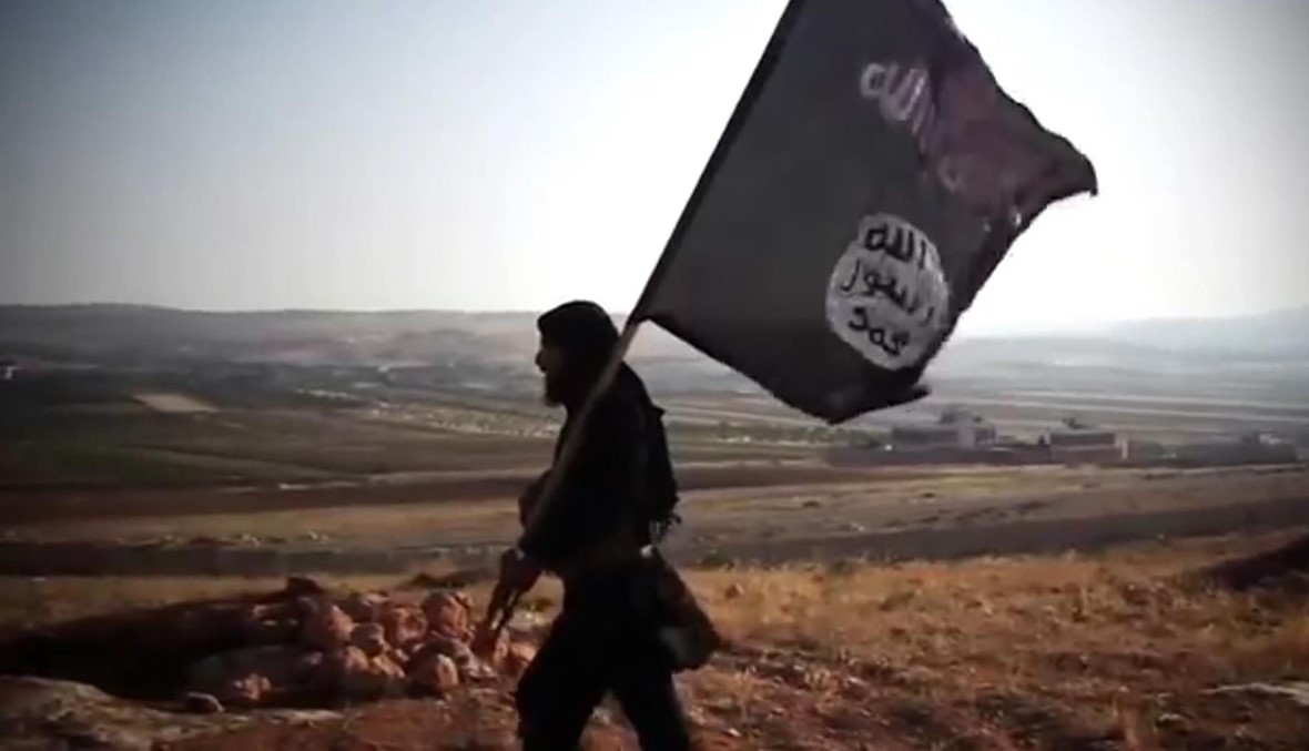 عشريني يعترف: تصوّرت قرب علم "داعش" للتباهي