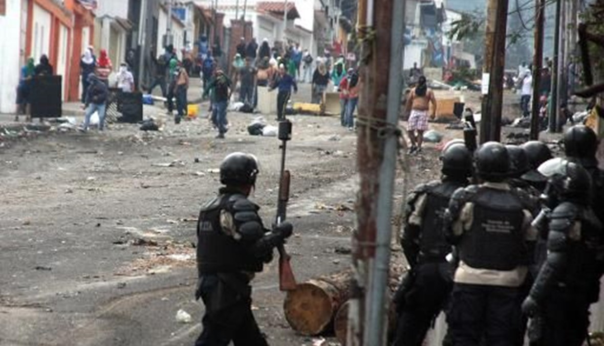 انتحار معتقل متهم بتنظيم تظاهرات ضد السلطات في فنزويلا