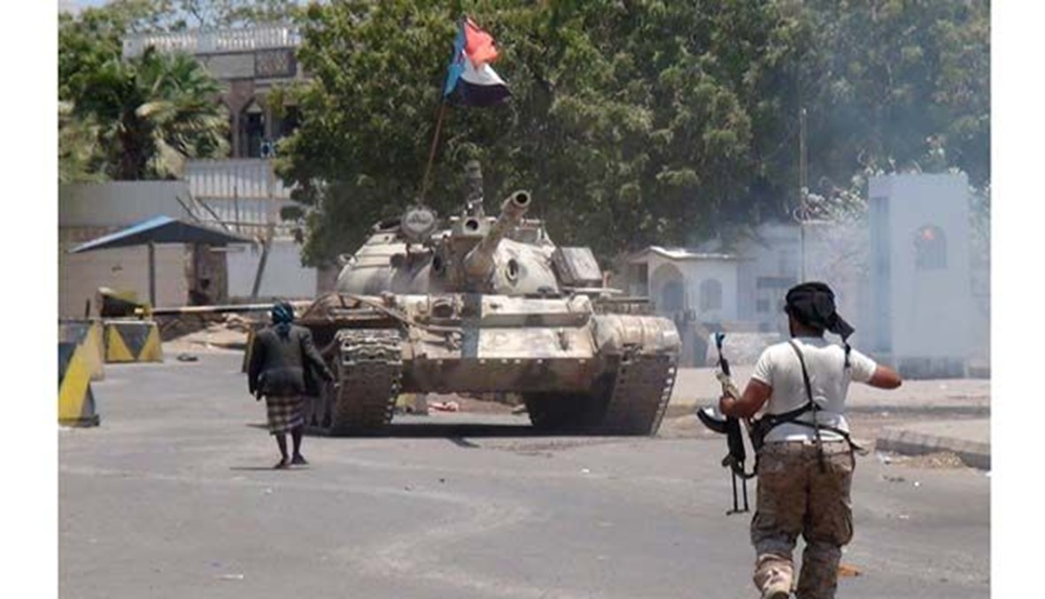 تكثيف الغارات على الحوثيين وقوات علي صالح السعودية ومصر تدرسان تدخلاً عسكرياً في البر