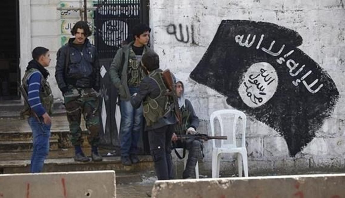 "داعش" نشر صوراً تظهر قطع رأس مخطوف من عرسال