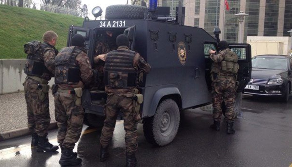 بالصور... مسلحون يحتجزون مدعياً رهينة في اسطنبول