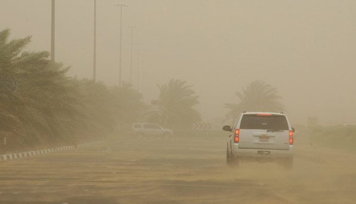 بالفيديو: عاصفة رملية ضخمة تعطل حركة النقل الجوي في دبي