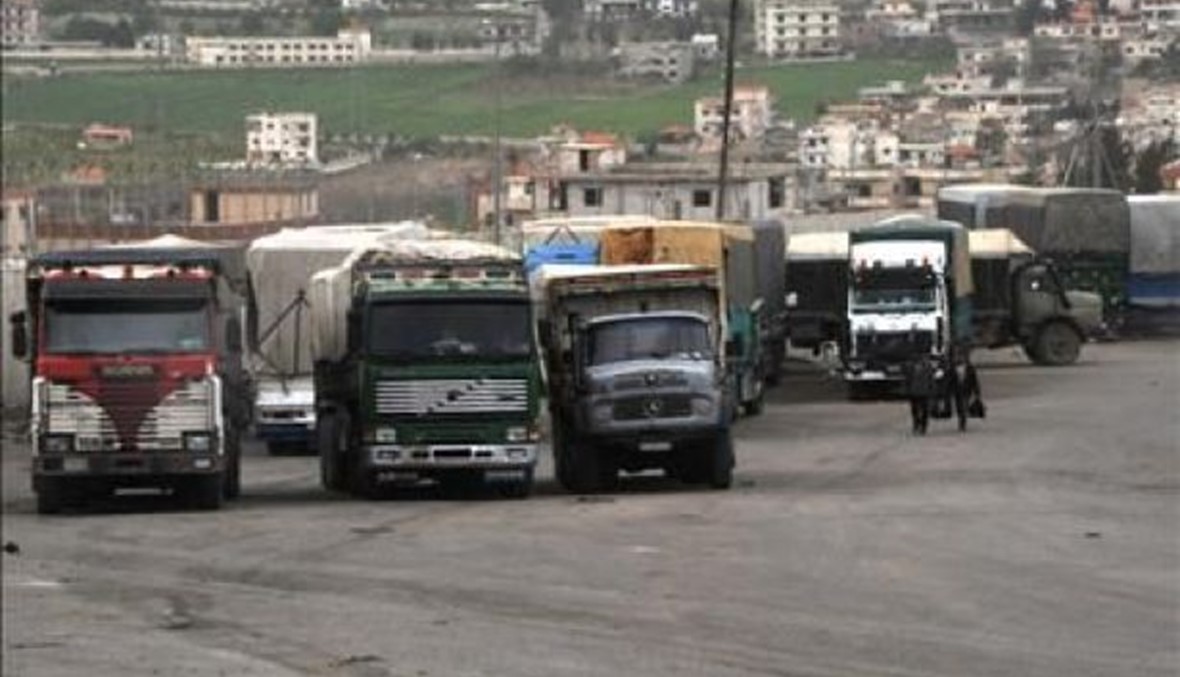 شاحنات لبنانية عالقة عند معبر نصيب... وتوقف حركة الشحن من المصنع