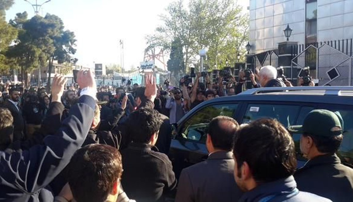 بالصور... هكذا استقبل الايرانيون وزير خارجيتهم