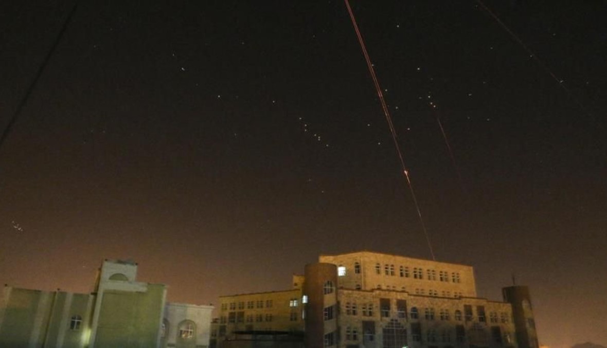 "انفجارات قوية" تصيب أهدافاً عسكرية في صنعاء وهبوط أول طائرة مساعدات