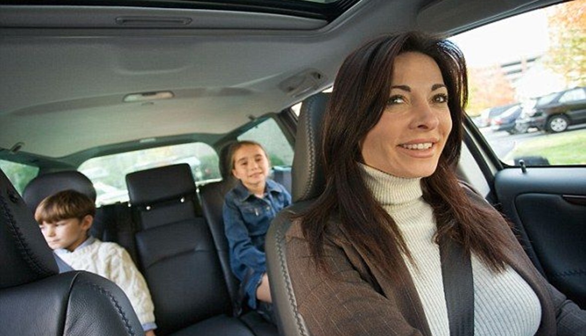 هل يجلس أطفالكم معكم في السيارة؟ شاهدوا هذا الفيديو!