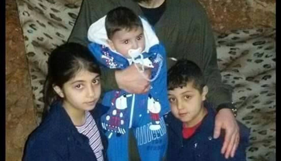 عباس مشيك المخطوف لدى "داعش" يحتضن أولاده