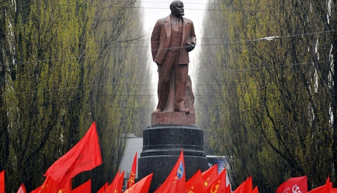 اسقاط عدد من تماثيل لينين في شرق اوكرانيا