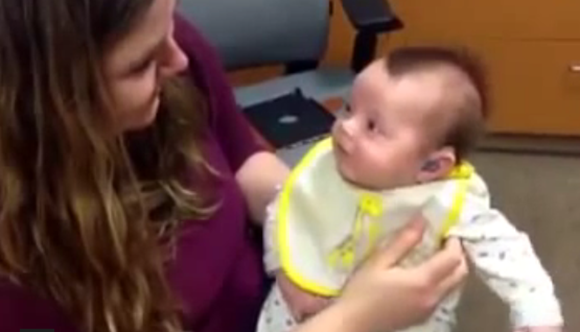 بالفيديو: رضيع اصم يسمع صوت أمه لأول مرة