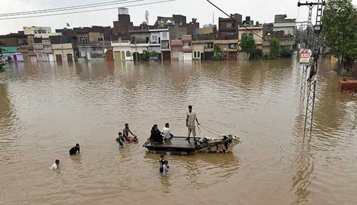 عاصفة باكستان تحصد عشرات الضحايا