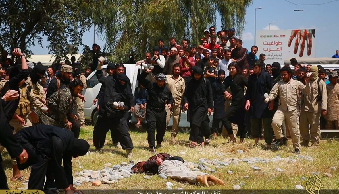 بالصور: اتهما بالزنا... فرجمهما "داعش" حتى الموت