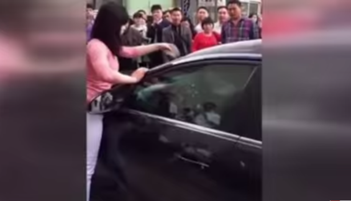 بالفيديو: امرأة تحطم سيارة زوجها وهو يختبئ في داخلها
