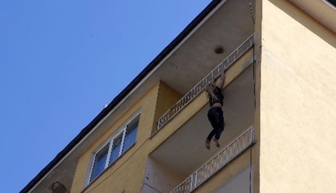 رمى بزوجته من الطبقة الثانية.. بسبب "ضيق الأحوال"