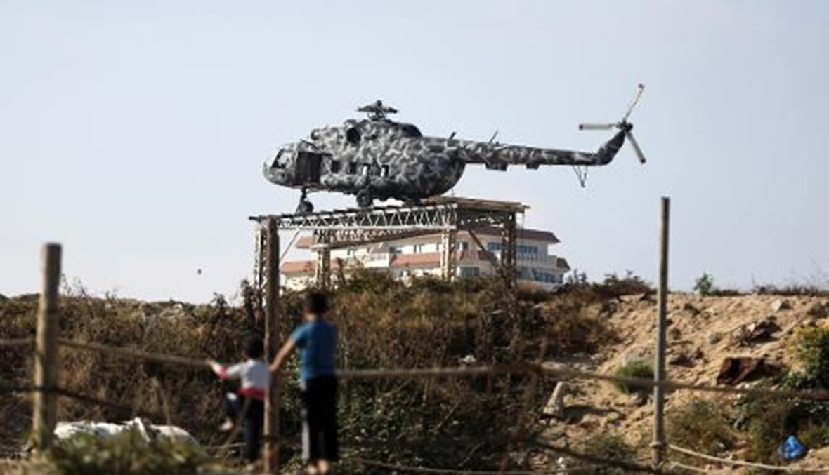 مروحية عرفات بطراز "عسكري" تتوسط مقرا امنيا لحماس في غزة