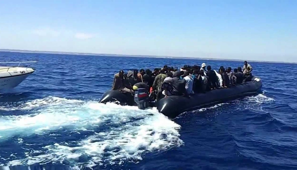 اندونيسيا تقتاد سفينة تقل مهاجرين غير شرعيين الى خارج مياهها