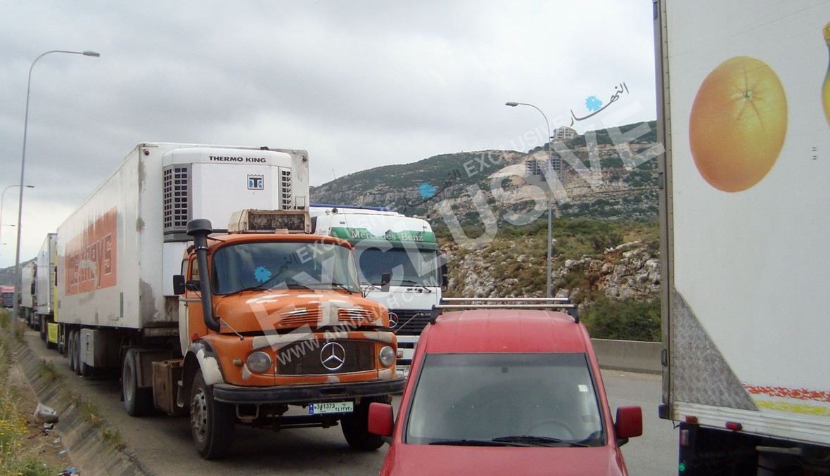 مئات شاحنات النقل أقفلت الطريق الدولي: "نريد طريقاً بحرياً لنعيش"!