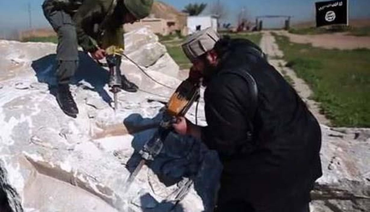 "داعش" على بعد كيلومترين من تدمر الأثرية!