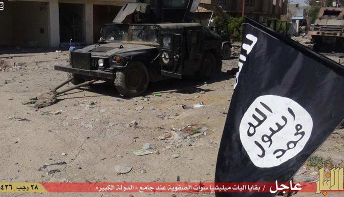 بالصور - "داعش" يعرض "غنائمه" في الرمادي