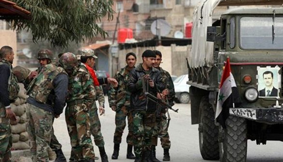 مسلحون يقاتلون الجيش السوري حول قاعدة عسكرية في ادلب