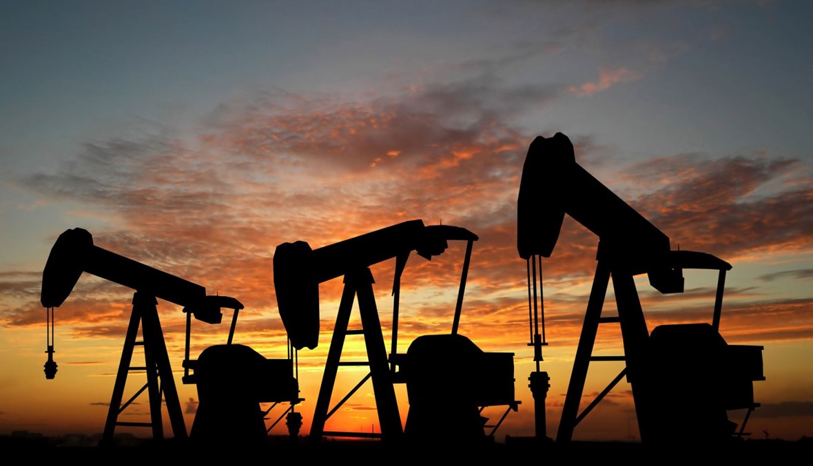النفط يتراجع لكن الخام الأميركي بصدد الصعود للأسبوع العاشر