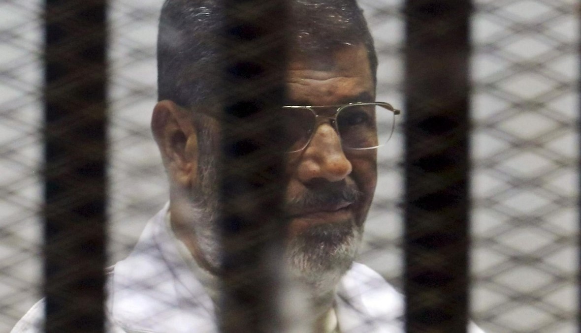 مرسي ومعارضون علمانيون في قفص واحد