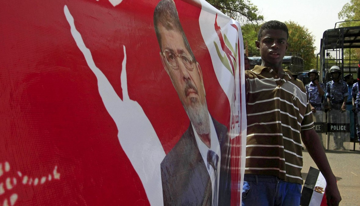 مرسي وعلمانيون في قفص واحد\r\nبتهمة اهانة القضاء في مصر