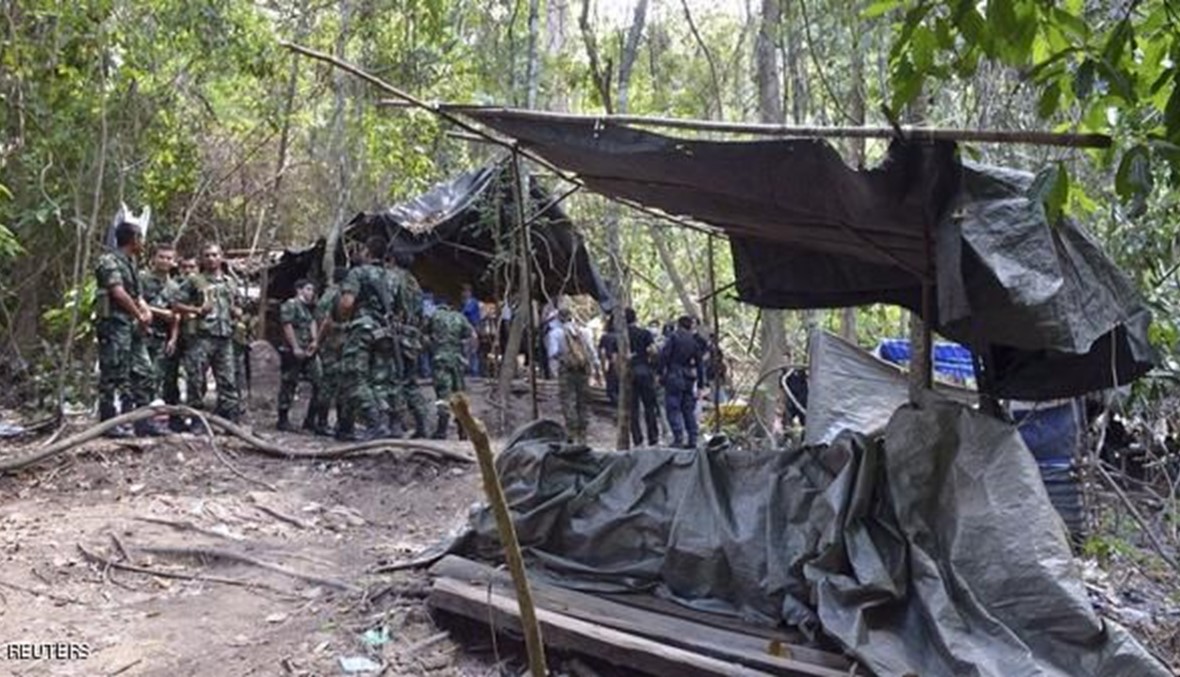 بالمجارف والمعاول... بدأ انتشال جثث من غابة قرب الحدود التايلاندية